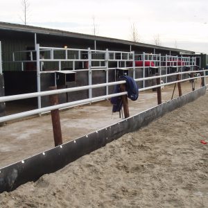 rubber-zandkering-rijbak-manegebak-bosrubber