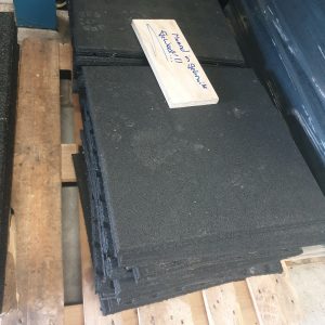 Partij zwarte rubbertegels