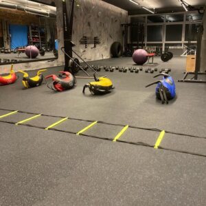 ultrainterlock-met-pikkel-fitnesstegel-bosrubber
