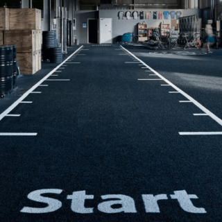 Een Zwarte Sprinttrack met meter aanduiding en Start & FInish